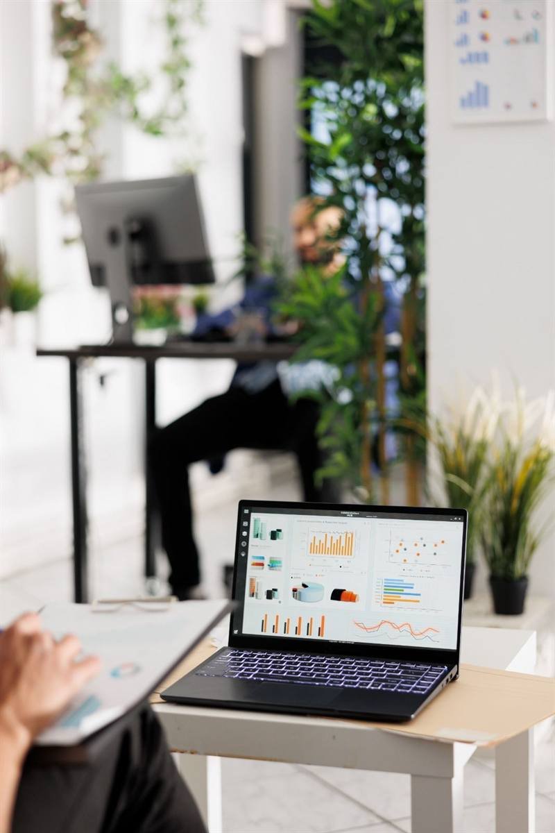 Laptop s pregledom rezultata oglasne kampanje u svijetlom uredu